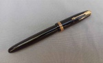 COLECIONISMO, uma (1) antiga caneta tinteiro da marca PARKER, VACUMATIC, Made in USA, usada, tonalidade preta, pena rachada na base, vide fotos extra.