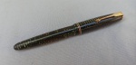 COLECIONISMO, uma (1) antiga caneta tinteiro da marca PARKER, VACUMATIC 52, Made in Canadá, usada, predominância das tonalidades preta e verde, vide fotos extra.