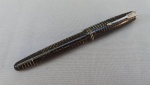 COLECIONISMO, uma (1) antiga caneta tinteiro da marca PARKER, VACUMATIC, Made in USA, usada, predominância das tonalidades preta e prata, vide fotos extra.