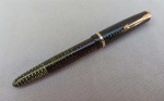 COLECIONISMO, uma (1) antiga caneta tinteiro da marca PARKER, VACUMATIC, Made in Canadá, usada, predominância das tonalidades preta e verde, vide fotos extra.