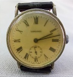 RELÓGIO, um (1) de pulso marcado LONGINES (fundada em 1832 por Auguste Agassiz; Henri Raiguel e Florian Morel, como RAIGUEL JEUNE & Cie., pouco tempo depois com a saída dos sócios Agassiz seguiu sozinho; em 1852 seu sobrinho Ernest Francillon assumiu devido a problemas de saúde com Agassiz; em 1866 compram terreno para construir uma fábrica na região chamada Les Longines; em 1867 virou LONGINES; em 1877 morre Agassiz; em 1880 registrou a marca, além de ter se tornado auto suficiente na fabricação de todos os componentes de seus relógios; em 1889 registrou o logotipo; em 1893 fez o registro nos escritórios internacionais; em 1971 foi vendida para a ASUAG e após fusões, atualmente pertence ao grupo SWATCH), mostrador com algarismos romanos, mecânico, máquina Suíça com 15 rubis ou safiras, parada, não traz o nome da marca na máquina, caixa e tampa em aço, medindo 35 mm diâmetro, pulseira em couro, usado e sem garantia.