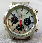 RELÓGIO, um (1) de pulso CRONÓGRAFO, marca SEIKO (fundada em 1881 como joalheria pelo próprio Kintaro Hattori, estabelecida em Giza, Tóquio; em 1892 passou a produzir relógios com o nome SEIKOSHA; em 1924 mudou o nome para SEIKO; em 1969 lançou o relógio ASTRON iniciando a era de relógios quartz; em 1980 lançou o relógio quartz automático, ainda em atividade), movimento quartz, funcionando, mostrador com algarismos arábicos e calendário, caixa, pulseira e tampa em aço escovado, medindo 40 mm diâmetro, falta um elo no início da pulseira e uma das três coroas, vide fotos, usado e sem garantia.