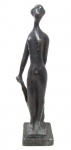 ESCULTURA, uma (1) figurativa feminina, confeccionada em bronze, assinatura não identificada, vide fotos, base em granito ou mármore na tonalidade preta e rajada. Alt: 34,5 cm: base: 8 x 8 cm.
