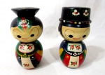 ESCULTURAS ORIENTAIS, duas (2) figurativas representando menino e menina, entalhadas em madeira e policromadas, cabeças sacodem com sistema de molas. Alt: 18 cm: diam: 7,5 cm.