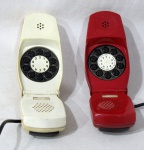 DIVERSOS, dois (2) antigos telefones GRILLO, ícone dos anos 60, desenvolvido pelos designers MARCO ZANUSO e RICHARD SAPPER, para a Societá Italiana de Telecomunicazioni Siemens, tonalidades vermelho e creme, usados, não testados e sem garantias.