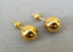 JOIA, par (2) brincos esféricos para orelha furada, confeccionados em OURO amarelo, peso total 0,5 gr.