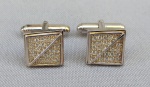 JOIA, par (2) abotoaduras, confeccionadas em PRATA, puncionadas 925 milésimos, com apliques em zircônios, peso total 7,6 gr.