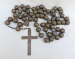 ARTE SACRA, um (1) antigo terço de cabeceira do século XIX, confeccionado com contas esféricas em bronze (uma das contas no estado, vide foto), medindo 2 metros até a cruz, sinais de uso.