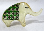 PALATNIK, uma (1) escultura representando elefante, confeccionada em resina, possui um bicado na pata, conforme foto extra, (Abraham Palatnik, Natal, Rio Grande do Norte, 1928, artista cinético, pintor e desenhista; em 1932, muda-se com a família para a região onde, atualmente, se localiza o Estado de Israel; de 1942 a 1945, estuda na Escola Técnica Montefiori em Tel Aviv e se especializa em motores de explosão e inicia seus estudos de arte no ateliê do pintor Haaron Avni; do escultor Sternshus e estuda estética com Shor; freqüenta o Instituto Municipal de Arte de Tel Aviv, entre 1943 e 1947; retorna ao Brasil em 1948, e se instala no Rio de Janeiro. Convive com os artistas Ivan Serpa, Renina Katz e Almir Mavignier, com este último frequenta a casa do crítico de arte Mário Pedrosa e conhece o trabalho da doutora Nise da Silveira, no Hospital Psiquiátrico do Engenho de Dentro; O contato com os artistas e as discussões conceituais com Mário Pedrosa fazem Palatnik romper com os critérios convencionais de composição, abandonar o pincel e o figurativo e partir para relações mais livres entre forma e cor. Por volta de 1949, inicia estudos no campo da luz e do movimento, que resultam no Aparelho Cinecromático, exposto em 1951 na 1ª Bienal Internacional de São Paulo, onde recebe menção honrosa do júri internacional; em 1954, integra o Grupo Frente, ao lado de Ivan Serpa, Ferreira Gullar, Mário Pedrosa, Franz Weissmann, Lygia Clark e outros; desenvolve a partir de 1964 os Objetos Cinéticos, um desdobramento dos cinecromáticos, mostrando o mecanismo interno de funcionamento e suprimindo a projeção de luz. O rigor matemático é uma constante em sua obra, atuando como importante recurso de ordenação do espaço. É considerado internacionalmente um dos pioneiros da arte cinética). Alt: 7,5 cm: comp: 13 cm.