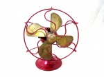 ELETRODOMÉSTICO, um (1) pequeno e antigo ventilador da marca GENERAL ELECTRIC, base em ferro fundido com patina na tonalidade vermelha, hélice em bronze com quatro pás, usado. (Necessita trocar fiação). Alt: 20 c,: diam: 18 cm.