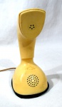 DIVERSOS, um (1) antigo telefone Sueco, ícone dos anos 60, conhecido aqui no Brasil como JK em alusão ao Presidente Juscelino Kubitschek, criado pela Ericsson no final da década de 40 pelos designs: Gösta Thames; Ralph Lysell e Hugo Blomberg, começou sua produção em série em 1954, na Europa devido ao seu formato ficou conhecido como Cobra, usado, não testado e sem garantia, base com perdas próximo ao discador, vide fotos, tonalidade creme.