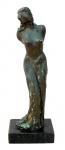 ESCULTURA, uma (1) figurativa feminina, semi nua, confeccionada em bronze, base em mármore ou granito preto rajado, sem assinatura aparente, patina esverdeada. (base com ínfimo quebrado na parte traseira). Altura total: 35 cm; base: 12 x 10 cm.