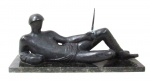 ESCULTURA, uma (1) revival da obra Legionário do Mestre Ceschiatti, confeccionada em bronze com base em mármore ou granito preto rajado. Alt: 19 cm: comp: 46 cm: prof:12 cm.