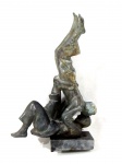 ESCULTURA, uma (1) representando o clássico golpe do JUDÔ conhecido como YOKO TOMOE NAGI, confeccionada em bronze, sem assinatura aparente, base em mármore ou granito preto rajado. (base quebrada, vide foto extra). Alt: 24 cm: comp: 15 cm.