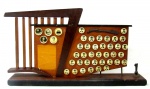 DIVERSOS, um (1) antigo tinteiro, confeccionado em madeira, placagem e outros materiais, com as fotos dos formandos do Colégio Santo Antônio de Belém do Pará, falta a caneta, altura: 30 cm: comprimento: 54 cm: profundidade: 8 cm.