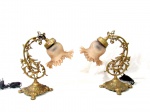 LUMINÁRIAS, par (2) abat-jour para um lume cada, confeccionados em bronze, ornamentação relevada em elementos vegetalistas, vazados, pés com terminações em garra, bobeche em vidro rosa, moldado com borda drapeada e fosqueado na técnica satinê, parte elétrica não testada. Alt: 32 cm: base:,13,5 x 13,5 cm.