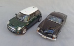 BRINQUEDO, dois (2) carrinhos miniatura: 1 Karmann-Ghia 1966, escala 1/28, marca S, medindo 14 cm; 1 Mini Cooper S, escala 1/28, marca KINSMART, medindo 122,5 cm, usados.
