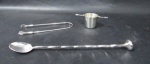 METAL BELLINI - Três peças em metal espessurado sendo 1 colher de drink , 1 dosador de whisky e 1 pegador de gelo em sua caixa original. Medida maior 25 cm e menor 10 cm.