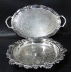 METAL - Lote com duas peças sendo 1 fruteira inglesa com parte central decorada com arabescos e cinzelados, bordas dentadas e concheadas, e 1 bandeja ovalada parte central cinzelada, alças vazadas adornada com frisos. Medidas 34 cm e 51 cm x 31 cm.