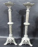 METAL - Par de antigos castiçais sacros em metal espessurado à prata com corpo coluna espiralado. Bases tripóides ricamente trabalhadas com bobeches recortadas. Medidas 40 cm de altura.