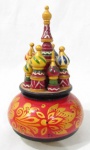 DIVERSOS - Caixa musical confeccionada em madeira torneada, ricamente policromada, retratando "Templo Russo". Medidas: alt 18,5 cm x diam da base 5,5 cm. Funcionando, porém sem garantias futuras de funcionamento.