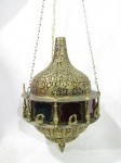 LUSTRE - Antigo lustre pendente para uma lâmpada, confeccionado em bronze, cinzelado com riqueza de detalhes, com rica ornamentação fenestradas de figuras mitológicas, motinoso vegetalistas, zoomórficos, volutas, arabescos, finalizando com uma pinha, com parte central com vidros multicoloridos, acompanha plafonier do teto e correntes. Med. 97 cm de altura x 29 cm de largura, aproximadamente. Não testado e sem garantias de funcionamento.