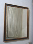ESPELHO, um (1) quadrangular em cristal bisotado, moldura em madeira com patina na tonalidade azul e dourado, medindo 89,5 x 89 cm.