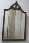 ESPELHO, um (1) em cristal bisotado, padrão Império Francês, formato retangular com parte superior na forma de arco composto, moldura em madeira patinada, encimada por guirlanda floral, medindo 123 x 74,5 cm.