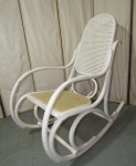 MOBILIÁRIO, uma (1) antiga cadeira de balanço, confeccionada em pau rosa curvado, no estilo THONET, (dentre os móveis estrangeiros vindos da Europa, a partir da segunda metade do século XIX, os austríacos tiveram maior aceitação, o que levou a abertura da Companhia de Móveis Curvados no Rio de Janeiro em 1890 por Ernesto Eugênio da Graça Bastos e Leandro Augusto Martins, estabelecidos à época com escritório na Rua General Câmara 68 e a fábrica na Rua Oliveira fausto 18), assento e espaldar em palhinha, patina na tonalidade branca, inclusive no espaldar, com rachado no arco de ligação entre eles na realidade é a própria emenda, vide fotos extra, medindo 106 x 50 cm, sinais de uso.