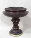 DIVERSOS - JACARANDÁ - Um pé/ base elevado em jacarandá, com coluna em formato balaústre, seguido de base circular adornada com larga faixa patinada de prata. Medidas: alt 28,8 cm x diam da borda 17 cm x diam da abse 12 cm. Apresenta pequenas falhas. Vide fotos!
