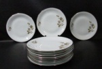PORCELANA RENNER PORTO ALEGRE - Onze pratos rasos em porcelana nacional vitrificada branca, delicadamente decorados com motivos florais, bordas adornadas com generoso filete em pintura à prata, marcados no fundo. Medidas: 25 cm de diâmetro. Um com bicado e um com ínfimo bicado na parte posterior da borda. Vide foto extra!