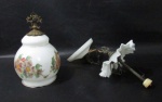LUSTRES - Antigo lustre de teto em vidro opalinado no tom branco, decorado a mão com folhagens e flores, adornado com filetes de ouro e detalhes em bronze, apresenta falha no filete de ouro. Fiação no estado. Medidas: altura total 78 cm x 17 cm.