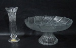 CRISTAL - Lote com 2 peças sendo 1 solifleur em cristal alemão ricamente lapidado com gomos, cata ventos e caneluras, bordas serrilhadas, fundo estrelado e uma fruteira com pé em vidro em formato de flor decorada com caneluras e ranhuras. Medida maior 29 cm X 15 cm e 22 cm X 8 cm.