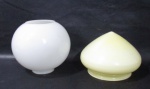 OPALINA - Lote contendo 2 globos sendo 1 em opalina leitosa branca e outro em vidro opalinado na cor creme. Medidas 16,5 cm X 7,5 cm ( diâmetro bocal ) e  13 cm X 14,5 cm (  diâmetro bocal).