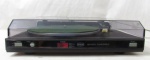 ELETRÔNICOS - Antigo TOCA DISCOS, marca CCE, Modelo: BD-200 TURNTABLE, com tampa em acrílico na cor fumê, usado, medindo: alt total 11,5 cm x comp 42 cm x larg 33,5 cm. Ascendendo, porém sem garantias futuras de funcionamento. Encaixes da tampa quebrados, tampa solta.