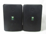 SOM  - Par de caixas de som com placas com a inscrição DOFH, confeccionadas em plástico rígido com parte frontal gradeada, usadas. Medidas: alt 28 cm x comp 21 cm x larg 18 cm. Não testadas e sem garantias de funcionamento. Possui marcas de uso e uma com quebrado na borda, conforme foto extra.