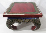 MOBILIÁRIO - Mesa indiana em madeira policromada, com rica ornamentação trabalhada com pedras e espelhos, volutas e arabescos patinados de folhas de ouro velho, saia recortada finalizando com pés curvados, medindo: 28 cm de altura x 35 cm de largura. Possui pequenas falhas na decoração. Vide fotos extras!