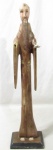 ARTE SACRA - Imaginaria de São Francisco esculpida em madeira policromada e revestida com toques de folhas de ouro, sobre base em formato retangular, medindo: alt 76 cm x comp base 19,5 cm x larg base 12,5 cm. Apresenta falhas e falta uma mão.