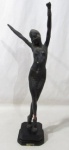 ESCULTURAS - Escultura em resina esmaltada negra, no estilo Art Déco, representando "Dançarina do Ventre", medindo: alt 58 cm x comp da base 12,5 cm. No estado, conforme fotos!