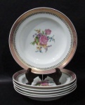 PORCELANA SCHMIDT - Seis pratos fundos em porcelana vitrificada branca, decorados com motivos florais em rica policromia ao centro, seguido de bordas adornadas com guirlandas de folhas e arabescos, generosos filetes e gregas em pintura à ouro, sobre faixa esmaltada na tonalidade rosa, marcados no fundo. Med. 23,5 cm de diâmetro. Em perfeito estado!