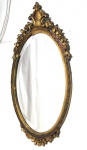 ESPELHO, um (1) oval em cristal bisotado, padrão NEO-ROCOCÓ, moldura entalhada em madeira com guirlanda floral e vazados, patina dourada, apresenta sinais xilófagos, medindo 89 x 43 cm.