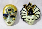 COLECIONISMO - Duas máscaras venezianas para adorno de parede, confeccionadas em faiança, pintadas à mão, ornamentadas com desenhos artesanais ricamente policromados. Medidas da maior: 14 x 12 cm: medidas da menor: 13 x 9 cm