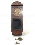 RELÓGIO MAUTHE: Antigo relógio de parede alemão, marca Mauthe, confeccionando em madeira nobre entalhada, com dois furos, mostrador e parte frontal com tampa articulada e com vidro. Medidas: Altura: 59,5 cm: comprimento: 22 cm: profundidade: 16 cm. (acompanha pêndulo e chave). (no momento funcionando, mas sem garantias de funcionamento futuro).