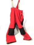 DIVERSOS - Macacão para esquiar, em grosso tecido nas cores creme e vermelho, marca Snowboards ATM SIMS. tamanho: XL /TG. Acompanha manual de pistas Catedral Alta Patagônia. Necessita de lavagem.