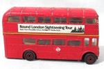 COLECIONISMO - Um clássico modelo de Ônibus Inglês retrô, de dois andares, como souvenir da cidade de Londres, confeccionado em lata na cor vermelha. Med. altura: 6 cm x comprimento: 12 cm x largura: 4 cm. Apresenta sinais de uso.
