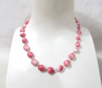 BIJUTERIAS - Colar em contas de murano nas cores rosa e branco, acabamento em metal espessurado a prata com fecho estilo anzol. Medidas aberto: 50 cm.