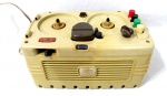 ELETRÔNICOS - Um (1) gravador de fita magnética (rolo) da marca GELOSO, modelo G-255-SP, na cor creme, de fabricação italiana, com funcionamento a eletricidade via cabo, compartimento para fita, usado. Não testado e sem garantia de funcionamento. Medidas: Altura: 15 cm: comprimento: 35 cm: profundidade: 14 cm. Falta a tampa de acrílico.
