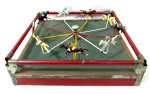 BRINQUEDO ANTIGOS - Antigo carrossel de cavalos confeccionado em latão e chumbo. Med. altura: 11 cm x comprimento: 35 cm  x 35 cm.