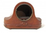 RELÓGIO - Caixa de madeira para relógio de mesa, apoiado sobre quatro pés bolacha, parte frontal com volutas. Altura: 23 cm: comprimento: 37 cm: profundidade: 12 cm.