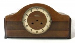 RELÓGIO - Caixa de madeira para relógio de mesa, da marca Sorel, com dois furos. Falta o vidro frontal e com sinais do tempo. conforme fotos extras. Altura: 25,5 cm: comprimento: 46 cm: profundidade: 12 cm.
